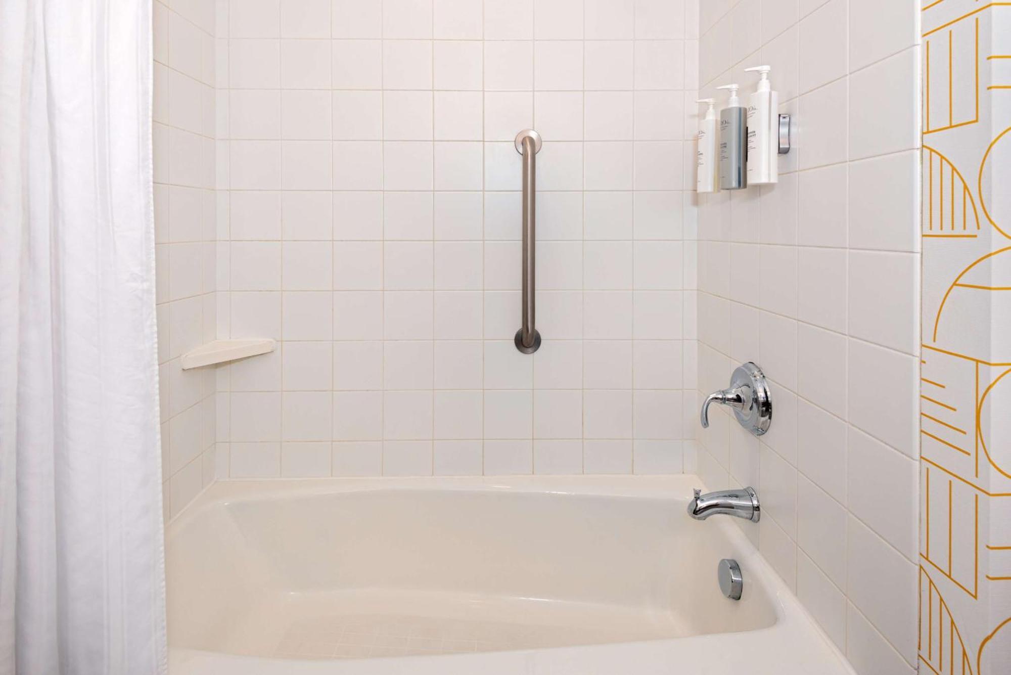 Hotel Home2 By Hilton Buffalo Airport/ Galleria Mall 3*